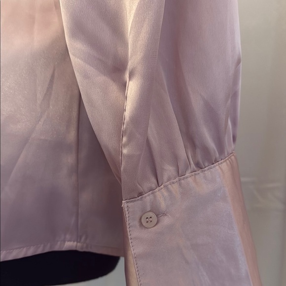 Vintage fitted Lavender Satin Blouse with incredible cuff, button detail. - Picture 8 of 11